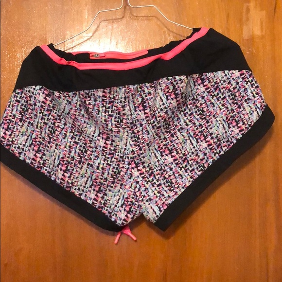 Fabletics Patterned Active Shorts - Picture 3 of 3